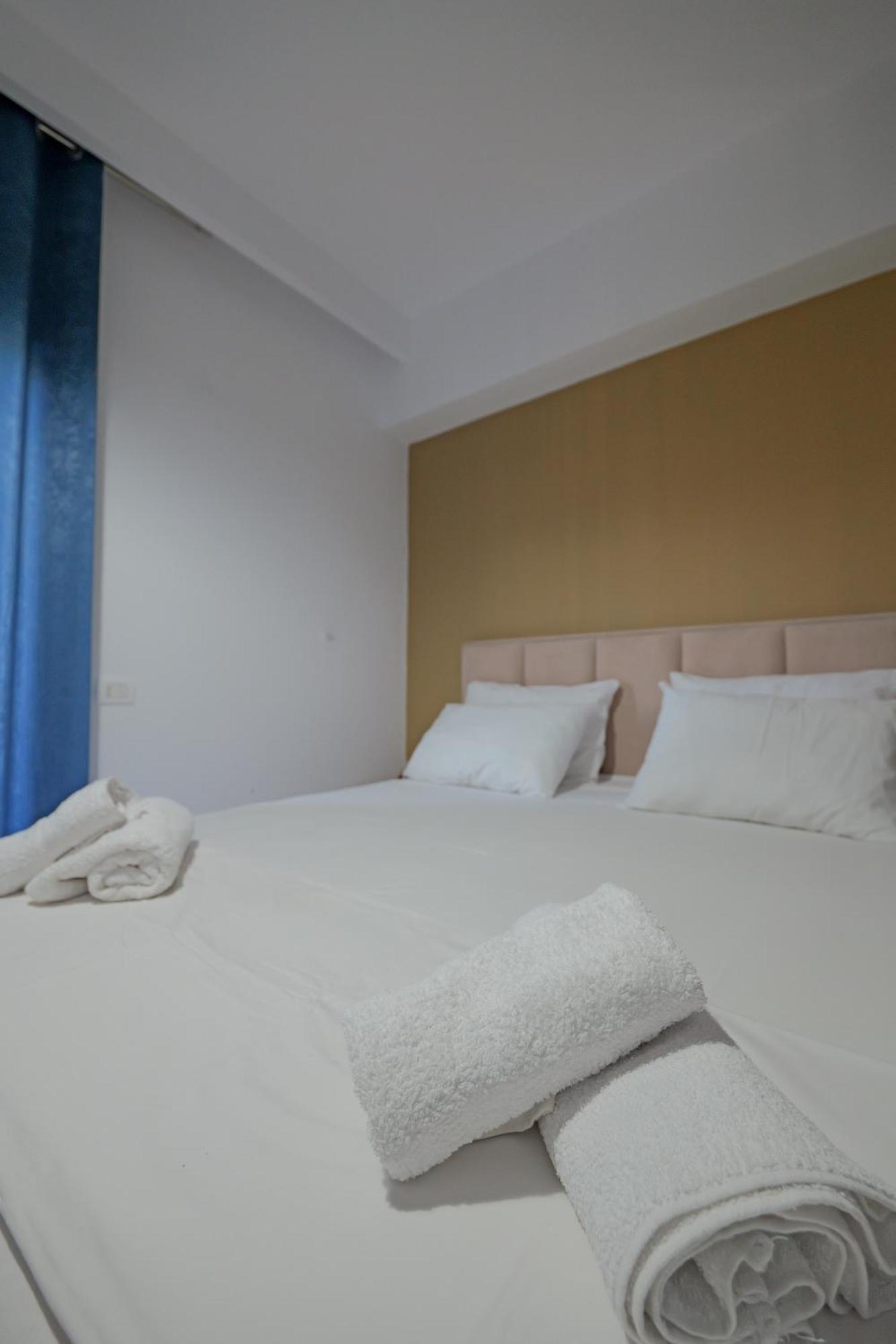 Hotel Holiday Саранда Экстерьер фото